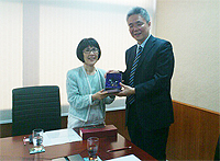 Prof. Fanny Cheung (left), Pro-Vice-Chancellor of CUHK presents a souvenir to Dr. Wang Lei (right), Director of Bureau of International Cooperation, Chinese Academy of Social Sciences